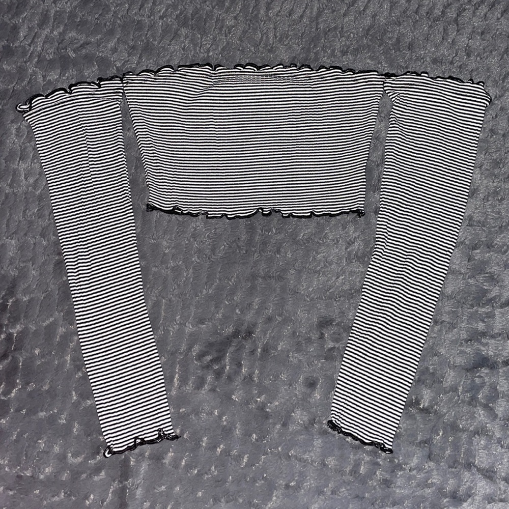 AKIRA Black & White Crop Top S